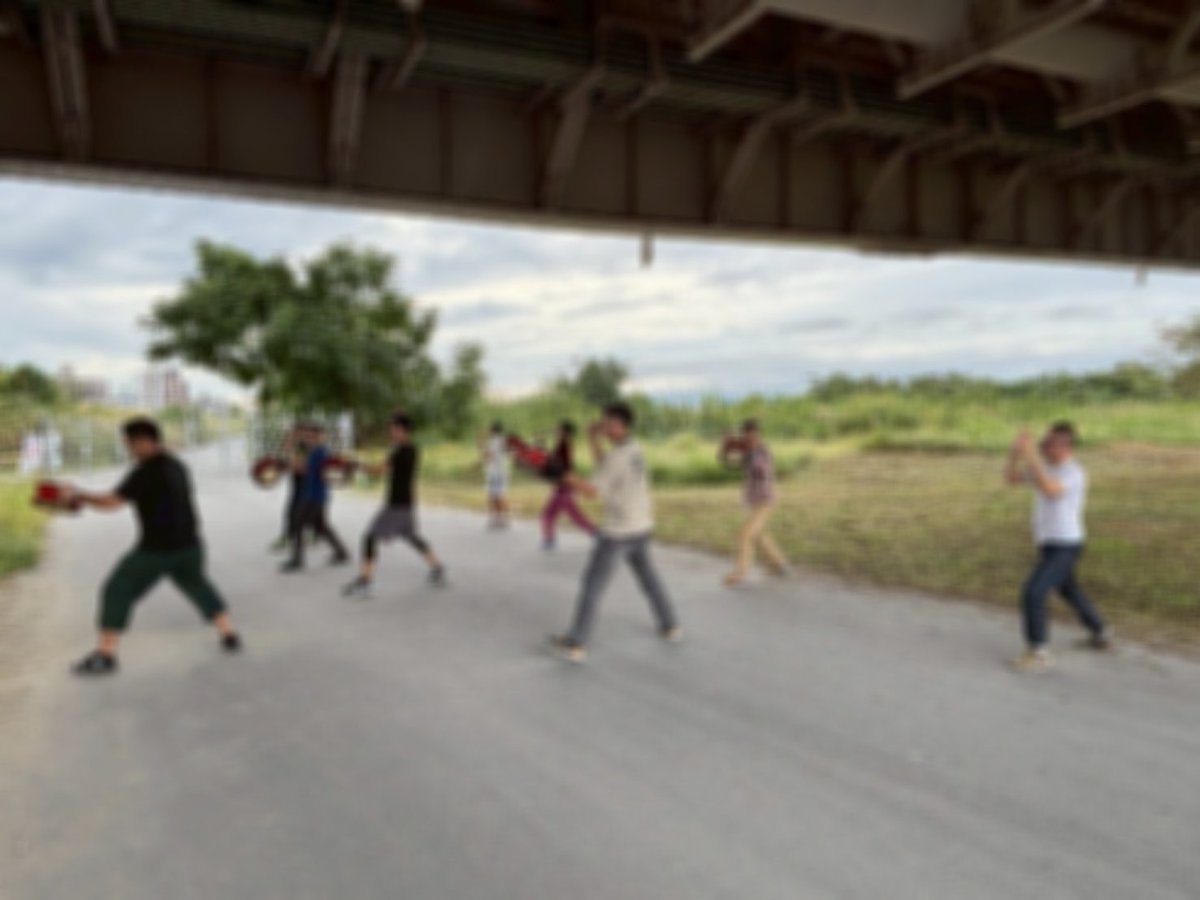 ようやく暑さが過ぎ去ったと思ったらぐっと寒くなりましたね。いきなり晩秋😅？
久しぶりの野外練習。いつもの公園で運動会をしていたので、橋の下に変更。新人練習と、11月2日に出演する九州レインボープライドの動きを確認しました🌈