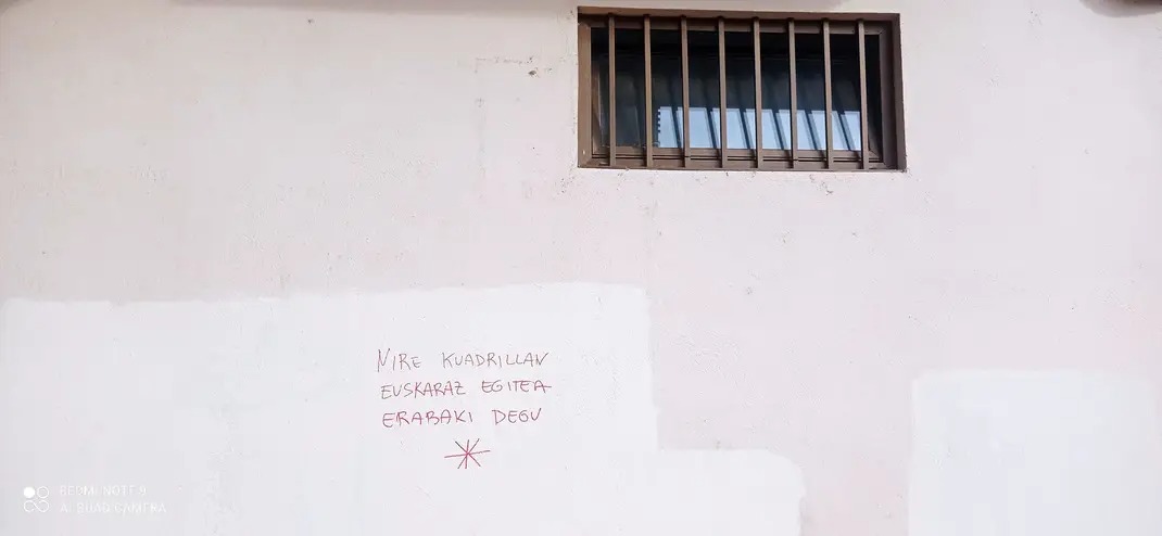 Pintada Eder hau topatu nuen duela hiru urte, gaurko egunez, Urretxun.
Jada ez dago, kendu egin zuten. Nik betirako utziko nukeen.