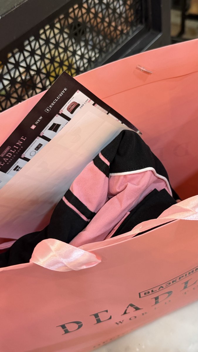 นอยด์เสื้อ jacket เวอร์ ราคาตั้ง8พัน แต่คุณภาพช๊อปปี้สุดๆ ถุงห่อเสื้อก็ไม่มีให้ เนื้อผ้าคือแบบ….แต่สุดท้ายก็ซื้อ555 #BLACKPINK_POPUP_IN_BANGKOK