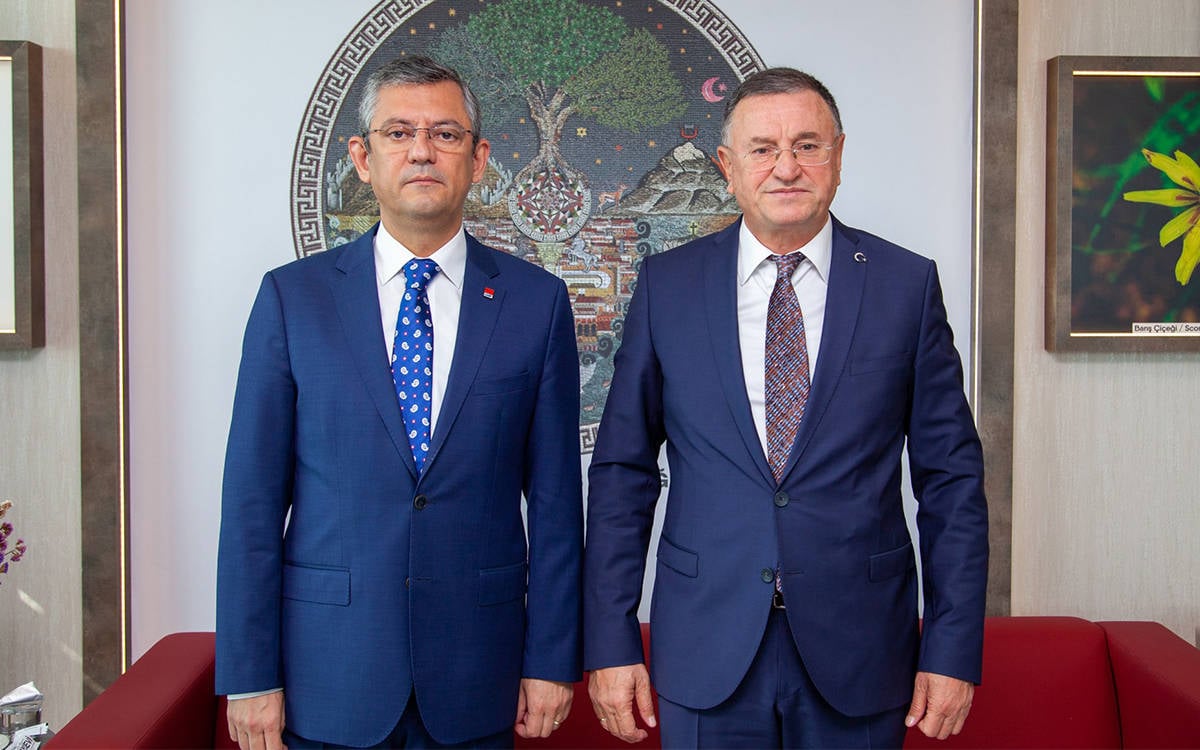 İyi bakın, Ak Partili ya da MHP'li değil, CHP'li bu adam Lütfü Savaş yaptı...
Ankara 42. Asliye Hukuk Mahkemesine başvurup, CHP'nin 39. Olağan Kurultay sürecindeki bütün il kongrelerinin iptalini istedi.
Özgür Özel'in, para ve menfaat karşılığı Genel Başkan seçildiğini iddia