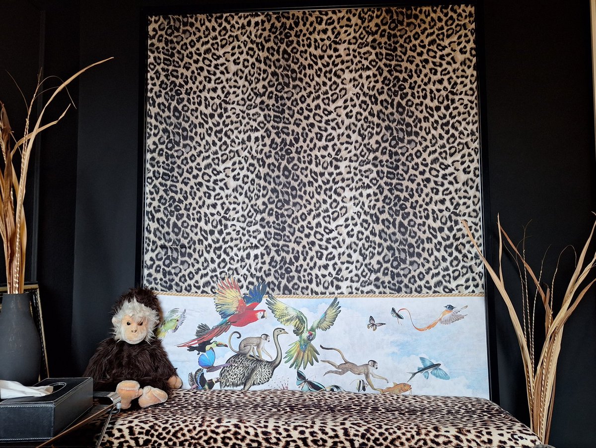 Mit eingespannter ägyptischer Baumwolle wird aus einem Rahmen ein Wandbild. 

Der Stoffaffe begleitet mich ~50 Jahre und darf da sitzen.