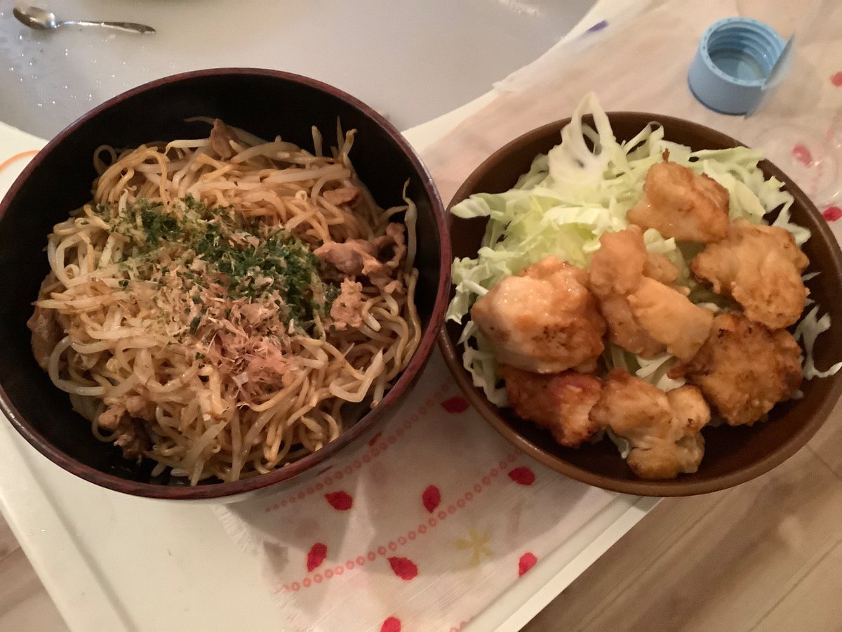 今日の夕飯は、焼きそばと唐揚げです！
坊やが作ってくれた焼きそば、頂きます♪
見て下さい！