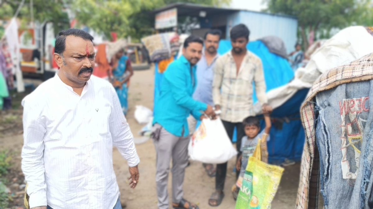 उत्तर पश्चिम जिल्ह्याचे भारतीय जनता पार्टीचे अध्यक्ष श्री. ज्ञानमूर्ती शर्मा यांनी उत्तर पश्चिम जिल्हा भारतीय जनता पार्टीतर्फे धाराशिव जिल्ह्यातील परंडा तालुक्यातील पूरग्रस्त भागांमध्ये दिवाळी सणानिमित्त किराणा साहित्याच्या किटचे वाटप केले. 

परंडा तालुक्यातील माळी गल्ली, काशिम
