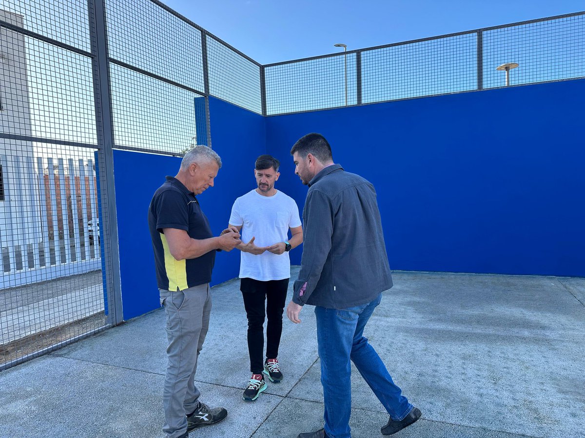 🎾 Continúan los trabajos de mejora de las pistas de pádel del Pabellón Nero. Una vez se terminen los trabajos de pintura, se pasará a colocar la nueva moqueta en las pistas.