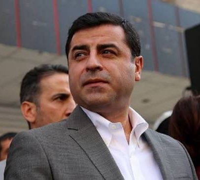 Selahattin Demirtaş: 

"Erdoğan, Bahçeli ve Öcalan'a Allah uzun ömür versin. Hayatlarının son dönemecinde Kürt - Türk barışı için inisiyatif almış bu 3 liderin başarılı olabilmeleri için elimden gelenin fazlasını yapacağım."