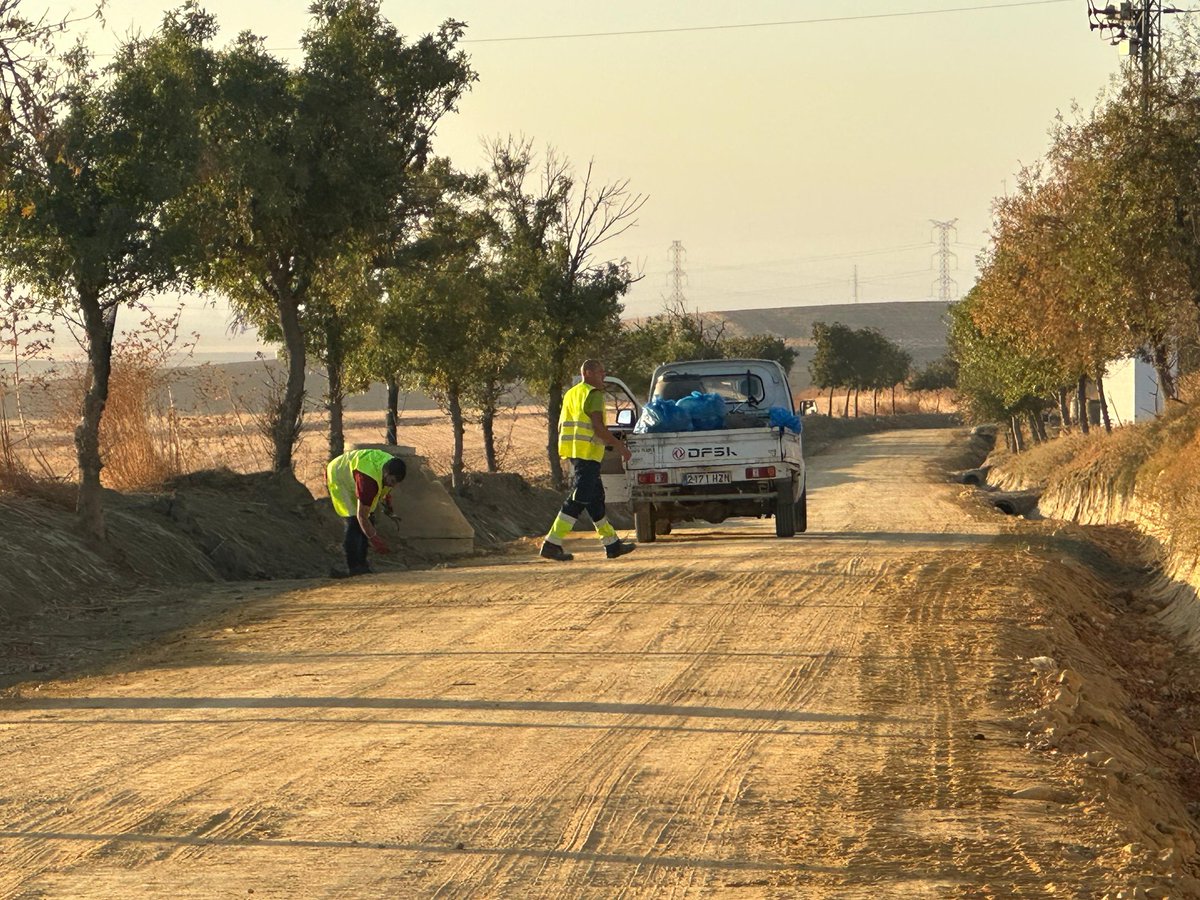👷 Se encuentran en su última fase los trabajos de mejora en la Vía Verde, en el tramo del Parque de la Muela hacia Mairena. Estos trabajos contemplan la reparación del pavimento de esta parte de la vía por un valor de casi 120.000 €.