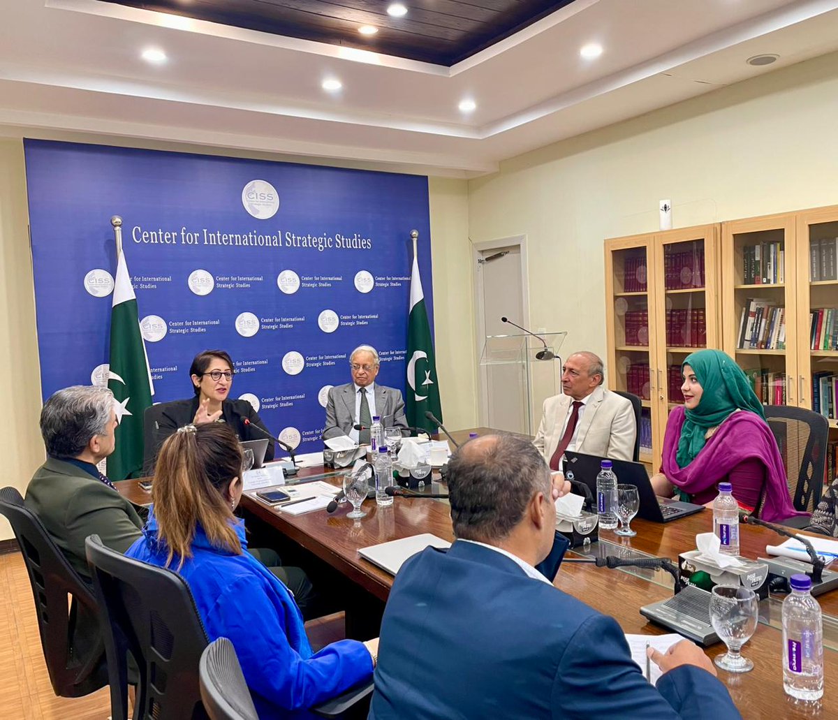 CISS_Islamabad's tweet image. Working Session- IV | 6th CISS Workshop for Trainers on Strategic Matters - Day 02.
Indigenizing Strategic Studies: A Pakistani Perspective; Prof. Dr. Rabia Akhtar (@Rabs_AA), Director (@CSSPR_UOL), University of Lahore.
Dr. Rabia Akhtar emphasized the need to decolonize…