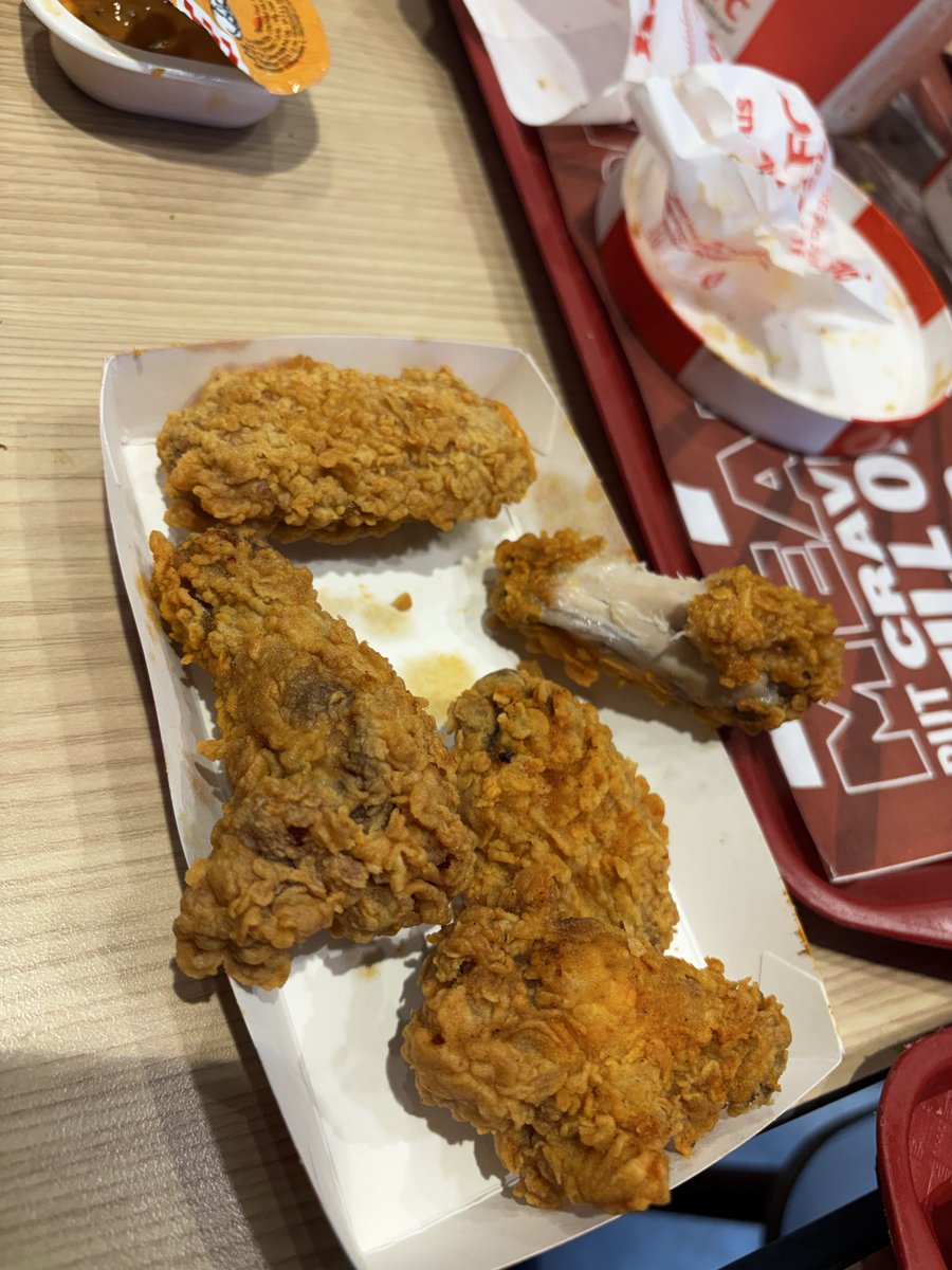 Dheeksh3007's tweet photo. Hi @kfc @KFC_India, I visited one of your outlets today for lunch (Gandhipuram - Coimbatore). Unfortunately,the entrance area had lot of garbage, and the chicken served was spoiled with a bad smell. This experience was disappointing. Please look into this. #Trending @fssaiindia https://t.co/sFN1mpg2cJ