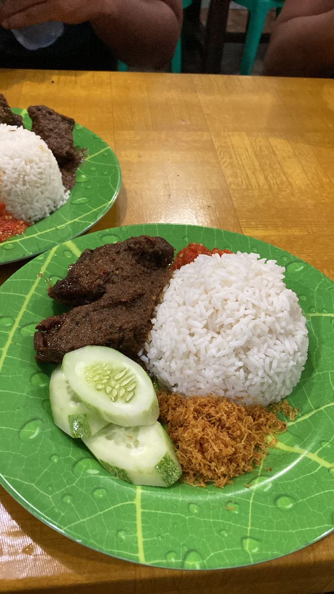 eeerzal's tweet photo. @hrdbacot kiri: sekali makan
kanan: dengan budget yang sama, bisa 6x makan. https://t.co/C3MPDEVD9m