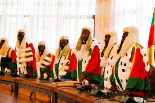 Au 🇨🇲#Cameroun, Le Conseil constitutionnel entame ce mercredi 22 octobre 2025 l'examen du contentieux post-électoral lié à la présidentielle du 12 octobre. Chaque parti ayant introduit un recours devra présenter sa défense devant la haute juridiction, conformément à l'annonce du