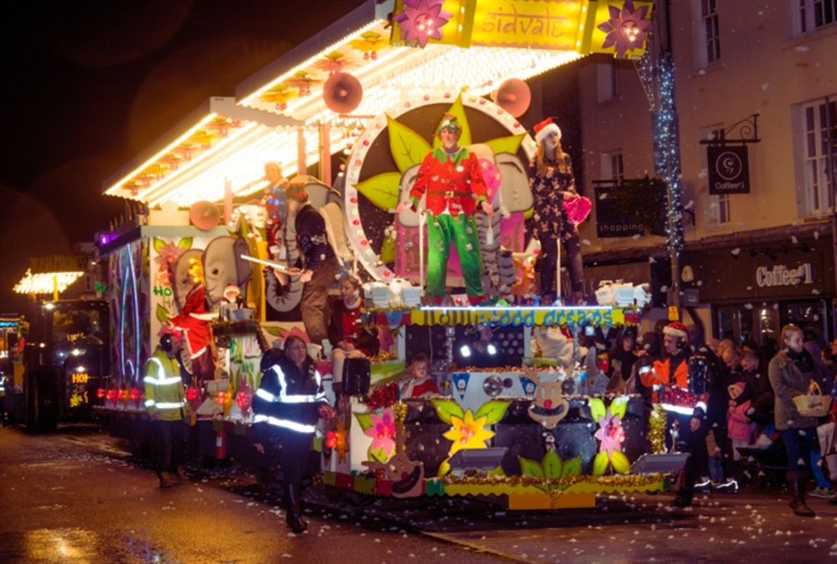 🎉 Honiton Carnival is here! 🎉

This evening, Honiton town will be closed off as crowds line the streets to watch the incredible parade of floats. ✨🚗💡

Don’t miss East Devon’s biggest illuminated carnival: bit.ly/474dVhp

📅 Tonight at 7:30pm