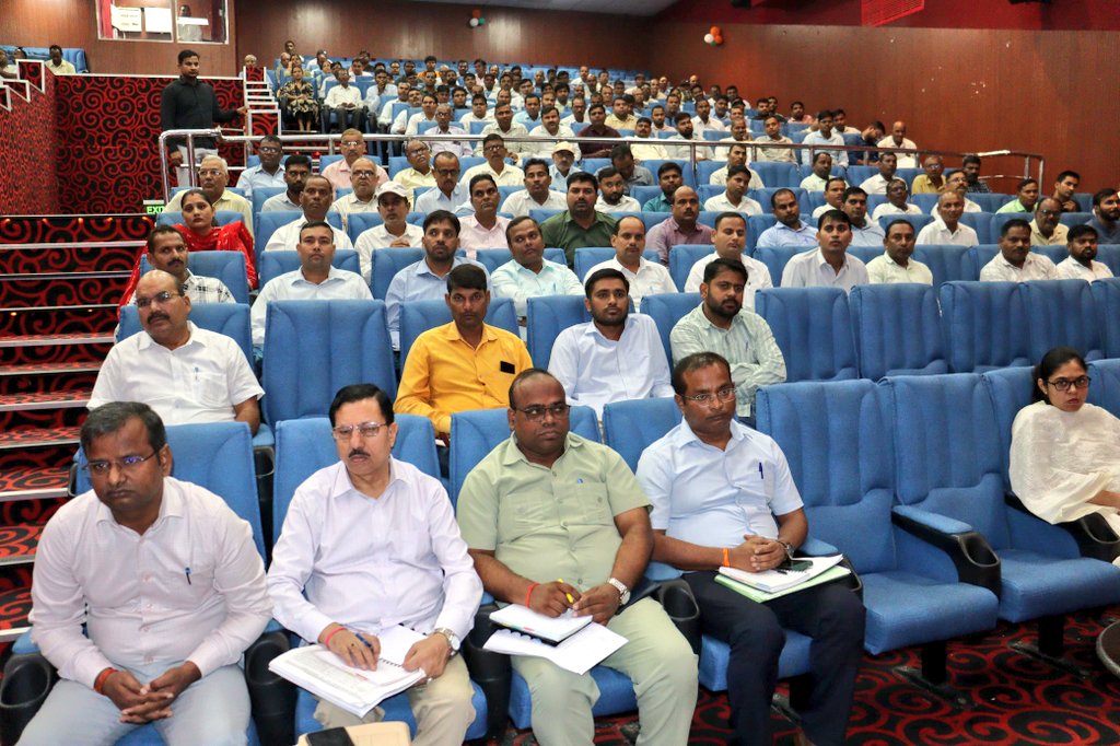 किसानों के लिए सरकार द्वारा चलायी जा रही फार्मर रजिस्ट्री की प्रक्रिया को बेहतर गति देने के लिए आज आज़मगढ़ के हरिऔध कला केंद्र मे ADM,DD कृषि, SDM,BDO,ADOकृषि, कृषि विभाग के अन्य कर्मचारीगण, CSCऑपरेटर आदि के साथ फार्मर रजिस्ट्री के बारे में वार्ता की गई एवं आवश्यक निर्देश दिए गए।