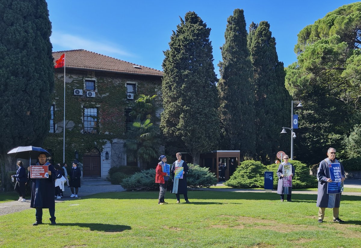 yunusunbabasi's tweet image. 21 Ekim 2025 Boğaziçi Üniversitesi Akademisyenleri Nöbeti no. 1179. Direnişin 5. yılı/1752. günü @#KabulEtmiyoruzVazgeçmiyoruz
October 21, 2025 Bogazici University Faculty Vigil #1179/5th year/1752nd day of the resistance @unibogazici_en #WeDoNotAcceptWeDoNotGiveUp