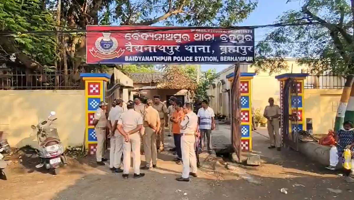 SP_BRAHMAPUR's tweet photo. Berhampur Advocate Murder Case: 12 persons arrested. Investigation reveals conspiracy with financial &amp; personal motives, prior planning. Police recover guns, clothes. Further probe underway to identify more culprits &amp; connections.

#SuccessStories
#NewCriminalLaws https://t.co/u8oHH4VHzh