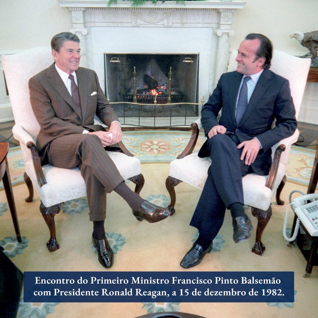 USEmbPortugal's tweet photo. "Em nome dos Estados Unidos, apresentamos as nossas sinceras condolências a Portugal pela perda de um líder visionário, Pinto Balsemão. Defensor da democracia, da imprensa livre e da parceria transatlântica, a sua liderança ajudou a fortalecer a amizade duradoura entre Portugal e os Estados Unidos. Estamos com Portugal para honrar a sua memória." - Embaixador John J. Arrigo