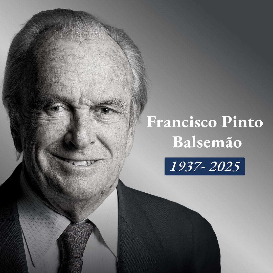 USEmbPortugal's tweet photo. "Em nome dos Estados Unidos, apresentamos as nossas sinceras condolências a Portugal pela perda de um líder visionário, Pinto Balsemão. Defensor da democracia, da imprensa livre e da parceria transatlântica, a sua liderança ajudou a fortalecer a amizade duradoura entre Portugal e os Estados Unidos. Estamos com Portugal para honrar a sua memória." - Embaixador John J. Arrigo