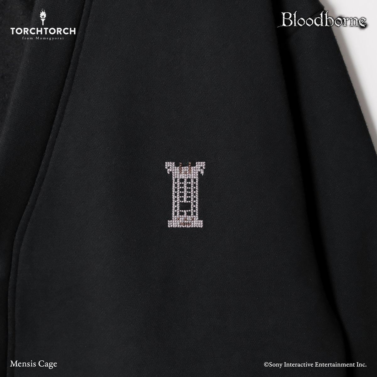 torchtorch_jp's tweet image. 【名古屋店オープン記念 新作先行販売②】
『Bloodborne』より、ミコラーシュに連なるメンシス学派が頭にかぶる装置「メンシスの檻」をクロスステッチで表現したスウェットカーディガンが登場です。さりげなく差した銀色の糸がポイント。後日の一般販売に先駆け、名古屋店にて先行販売いたします。