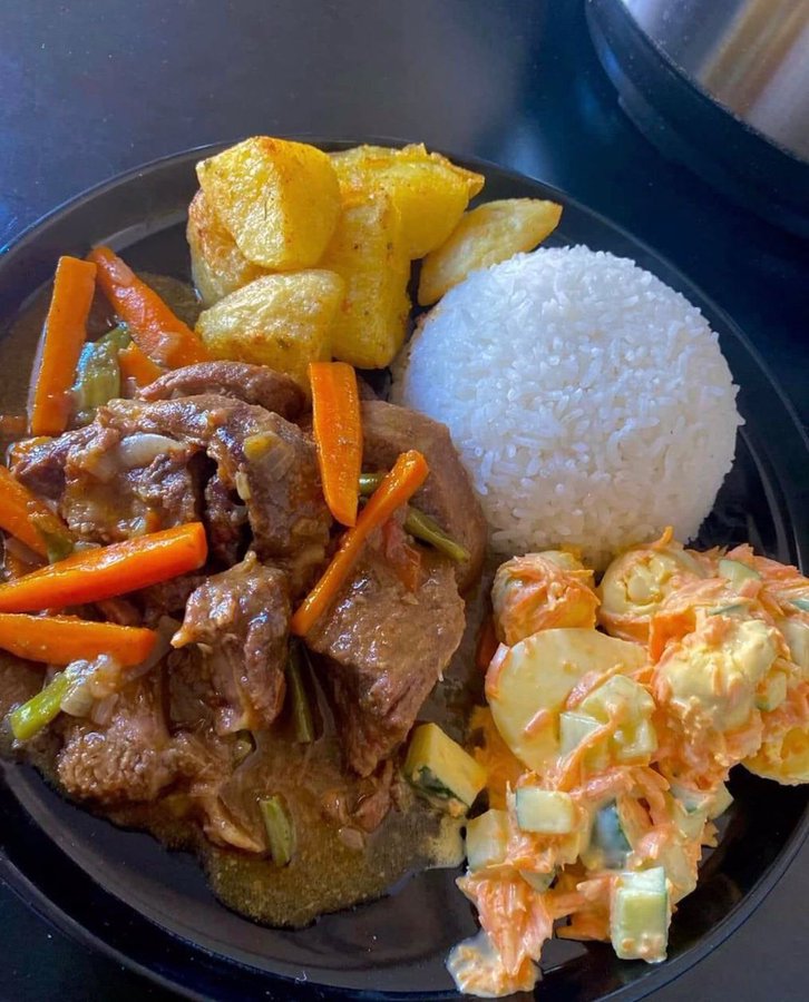 INYENYERI Resort  iherereye  Gatsibo, Nyagahanga, Kigali-Nyagatare unyuze  Rukomo  

Dore ibyo dukora ndetse tunafite 

🍽️ Ibicuruzwa (products)
- Coffee ☕  
- Cake 🍰  
- Drinks 🍾  
- French fries &amp; chicken 🍟🍗  
- Croissants 🥐  
- Grilled fish 🐟  

🚗 Serivisi:
- Gutanga