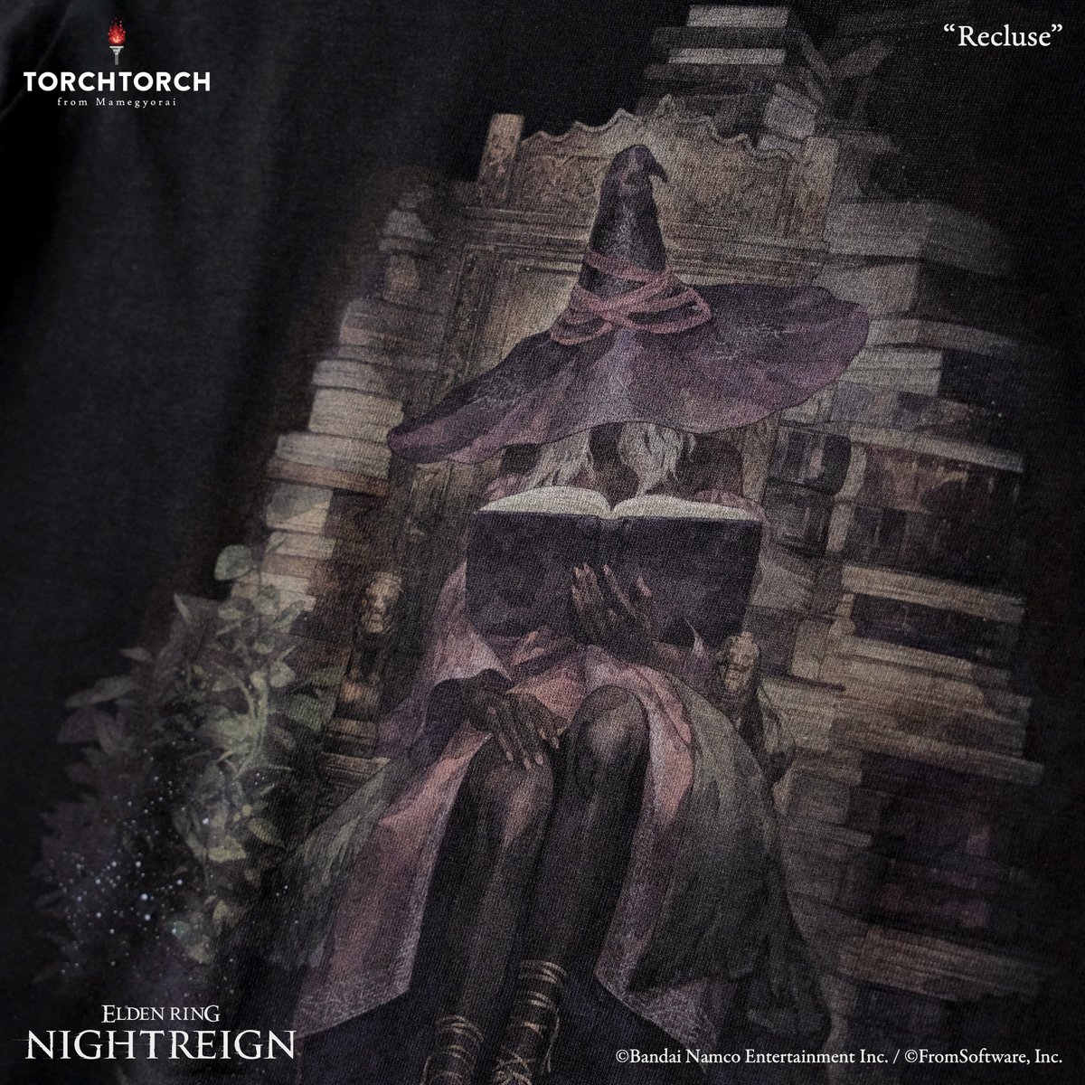 torchtorch_jp's tweet image. 【名古屋店オープン記念 新作先行販売①】
『ELDEN RING NIGHTREIGN』より、「隠者」のTシャツが登場です。書物に囲まれ本を読みふける彼女の姿を、イラストレーター・よしおか氏 @o10fu が柔らかな水彩タッチで上品に描き下ろしました。後日の一般販売に先駆け、名古屋店にて先行販売いたします。