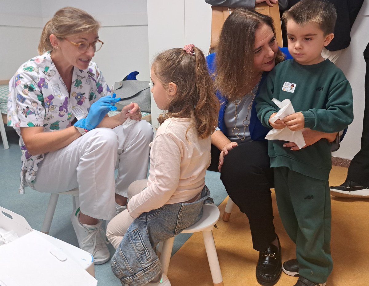 La consellera de Salut, <a href="/manuelaG_Romero/">Manuela Garcia Romero</a>, ha visitat el CEIP Castell de Santa Àgueda, a Menorca, en el marc de la campanya de vacunació infantil contra la grip. L'objectiu és incrementar la vacunació entre els més petits i prevenir-ne les complicacions

🔗 tn.caib.es/VacunaGrip