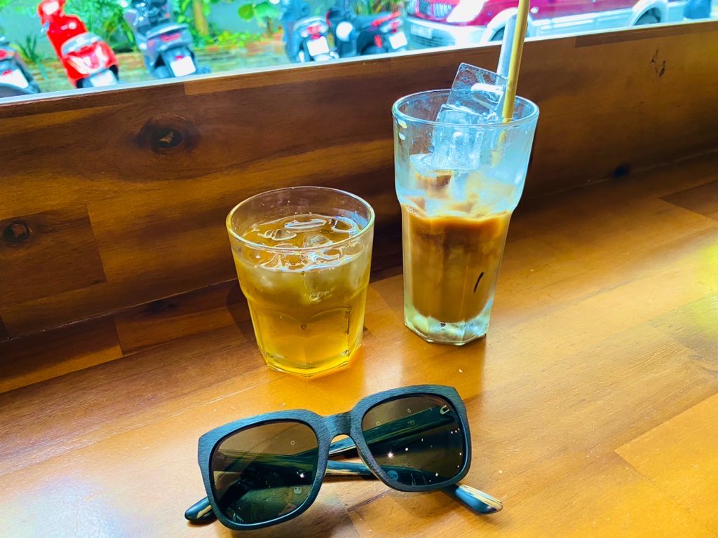 memoryintheblue's tweet photo. cà phê sữa đá
(カフェ　スア ダー)
〜弾き語りver〜

original
music&amp;lyrics
by Emoul

youtube
→

https://t.co/96NBp1vmNC

#càphêsữađá
#カフェスアダー
#originalmusic
#originallyrics
#エモール 
#Emoul
#弾き語り https://t.co/qWVDlLJ8gj