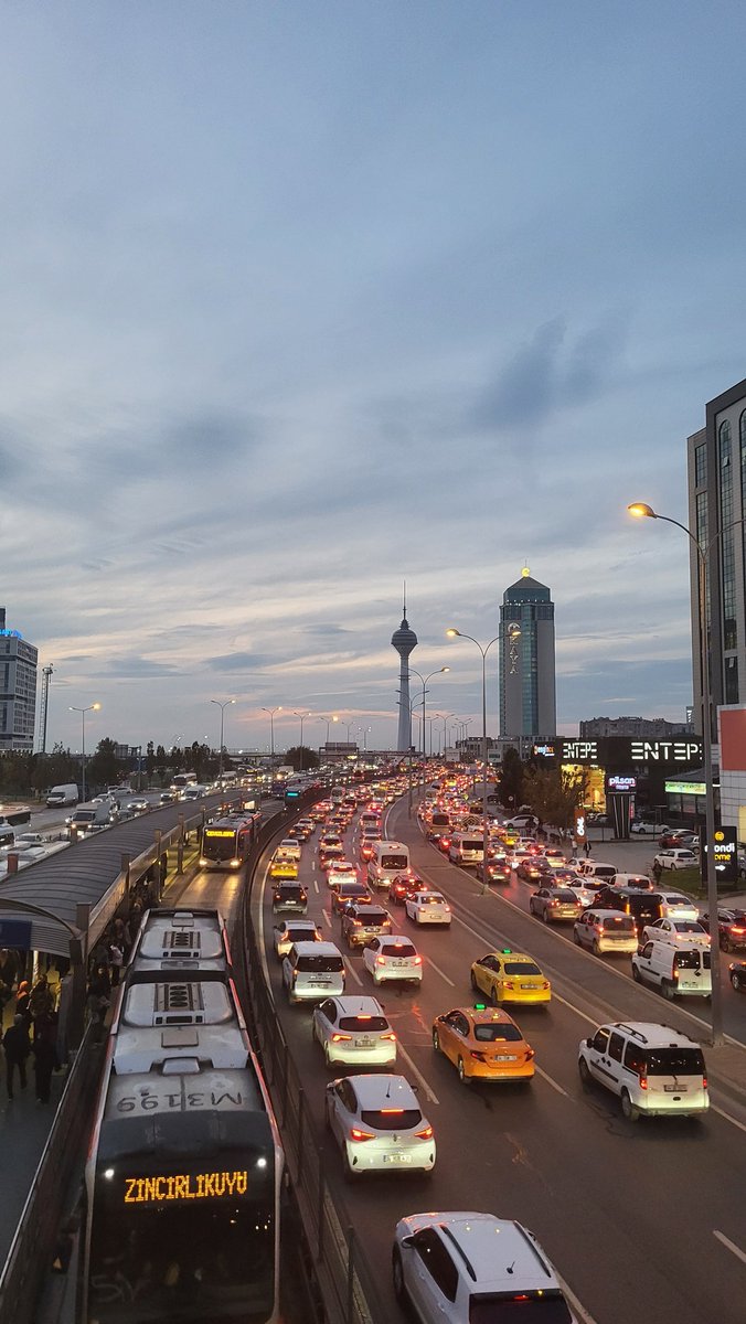 Büyükçekmece yönü acilen metrobüs metro istiyoruz bu trafik çekilmez bir çile oldu yeter artık neyi bekliyorsunuz <a href="/istanbulbld/">İstanbul Büyükşehir Belediyesi</a>