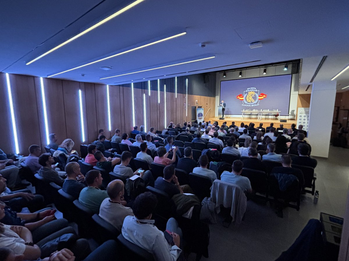 JupolNacional's tweet photo. @AaronRiv_JUPOL @CSIFnacional @Isabelperezmoi1 @vox_es @madrid_vox @cucagamarra @ppopular Gracias a todos y cada uno de los COMPAÑEROS que habéis participado en la #AsambleaNacional2025.

#JUPOLContigo por la #EquiparacionYa y la #JubilacionDignaYa https://t.co/CbocWQkJjT