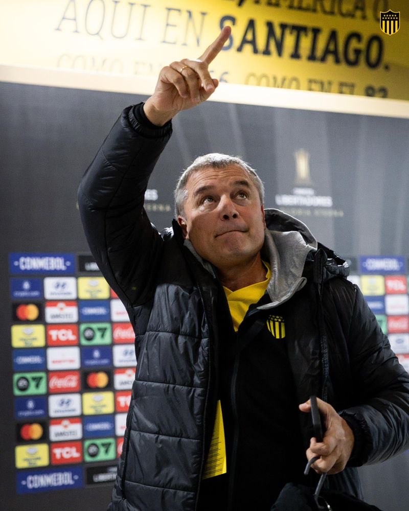 detectiveAUF's tweet image. No hay ninguna posibilidad de que Diego Aguirre se vaya a dirigir a Boca Juniors en 2026.

El entrenador tiene contrato hasta Diciembre del 2026 y ya está planificando el próximo año en Peñarol.

Se encuentra muy feliz estando en el club y quiere volver a ir por la Libertadores.