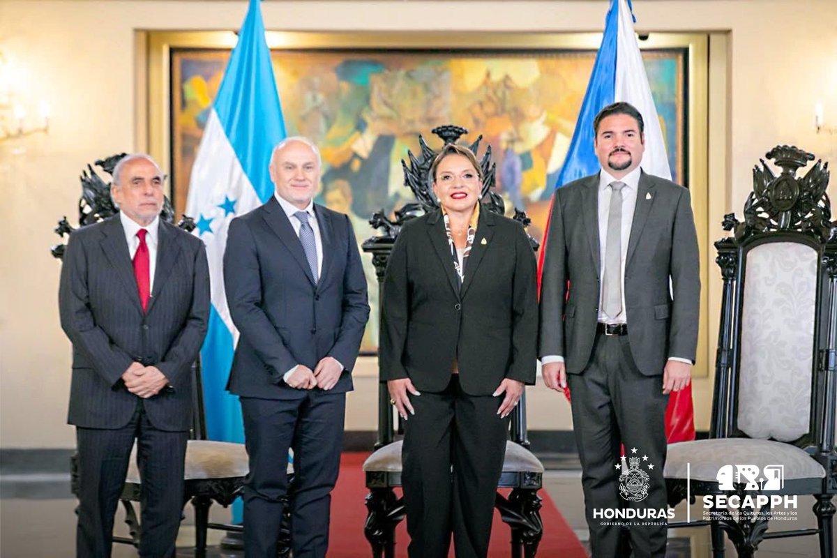 SECAPPH's tweet image. #SecapphInforma 🇭🇳🤝🌎​La Presidenta @XiomaraCastroZ recibió en Casa Presidencial las Cartas Credenciales de los embajadores extraordinarios y plenipotenciarios de Guatemala, el Reino de Bélgica, Irlanda, República Checa, India, República de Polonia y de la República de…