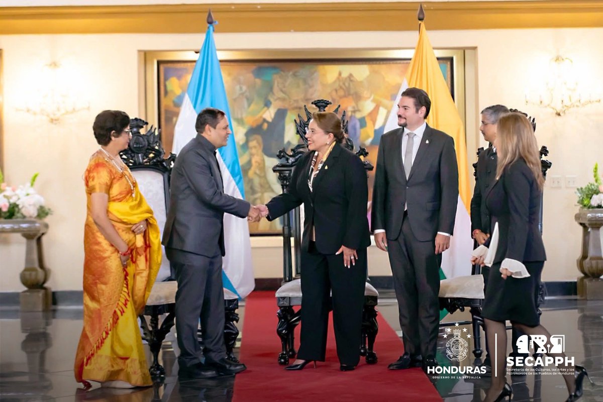 SECAPPH's tweet image. #SecapphInforma 🇭🇳🤝🌎​La Presidenta @XiomaraCastroZ recibió en Casa Presidencial las Cartas Credenciales de los embajadores extraordinarios y plenipotenciarios de Guatemala, el Reino de Bélgica, Irlanda, República Checa, India, República de Polonia y de la República de…