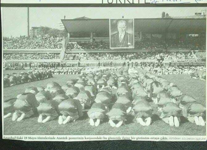 Fikir ve ideolojiler dine dönüşürse
taraftarları da kullara dönüşür

Ve kendi dışındaki fikirleri küfür, terör ve ihanetle itham ederler
Faşizandırlar

Schopenhauer'in filister'leri bunlardır

Kemalistler de öyle
Liderine secde ederler.
Kemalist değilsen hainsin ve teröristsin.