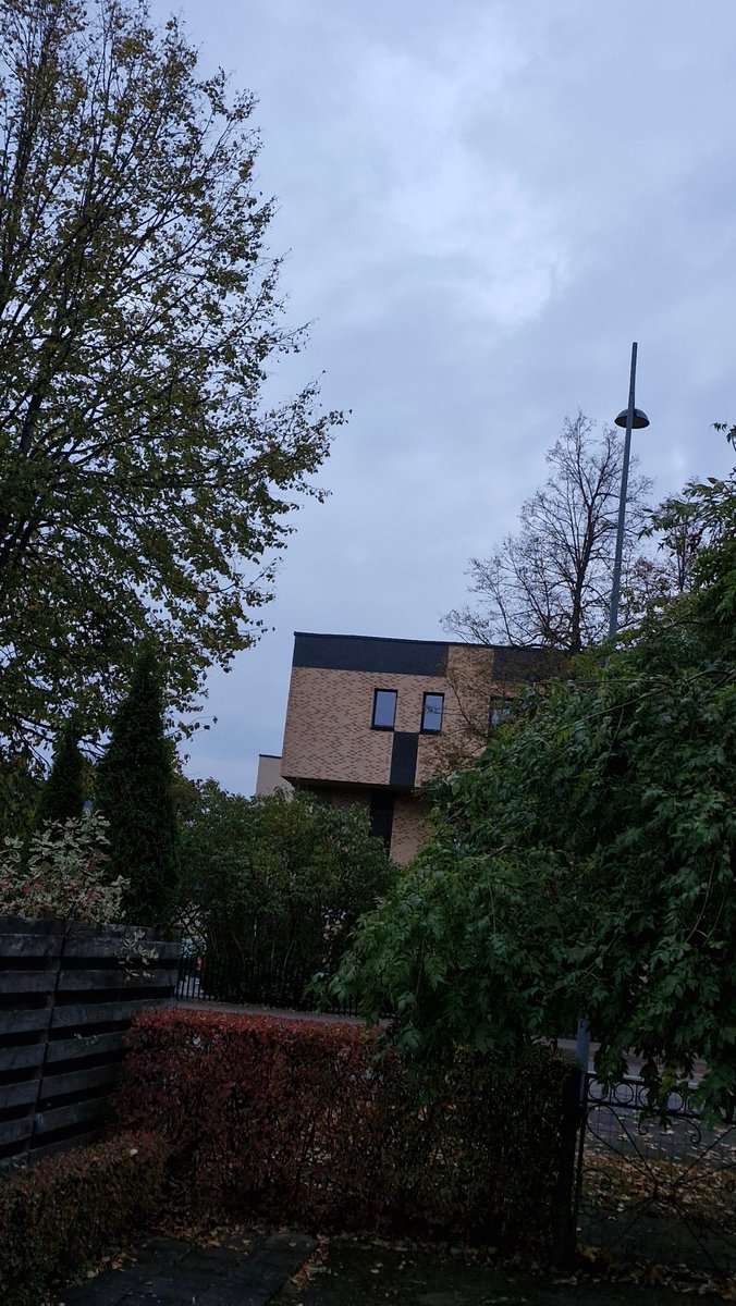 "Minecraft building is not real, it can't hurt you"
Me walking in my town today: