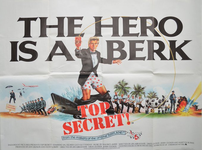 'Top Secret' es una película de culto que quien ama la comedia ha visto mil veces, con diálogos y gags inolvidables.

Cuando se estrenó en 1984, 'Top Secret' recaudó 20M$. No fue un fracaso, pero los ZAZ la consideraron su hijo tonto.

Tirad del hilo hasta el final. 🔎