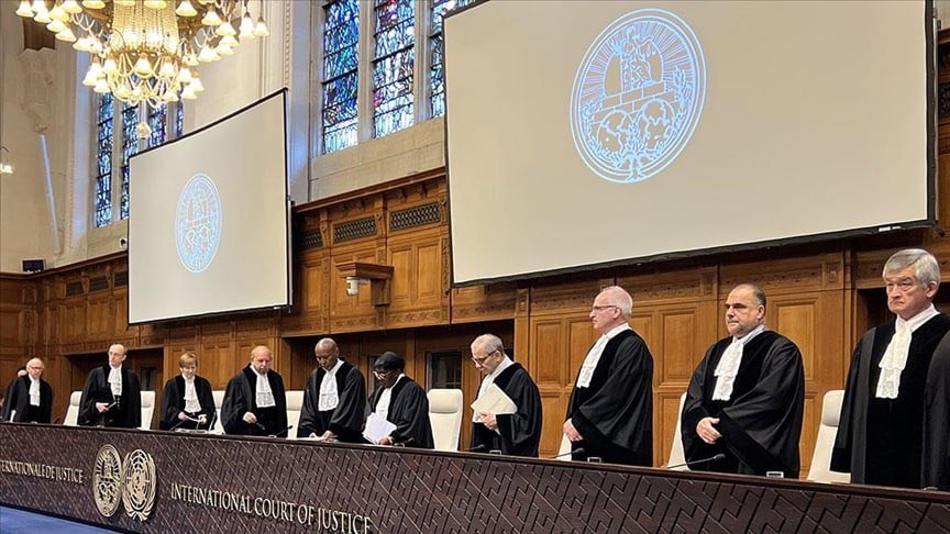 🔴Uluslararası Adalet Divanı:

▪️İsrail, UNRWA çalışanlarının Hamas üyesi olduğunu kanıtlayamadı.

▪️İşgal altındaki topraklarda kendi yasalarını dayatamaz.

▪️Açlığı savaş silahı olarak kullanamaz, yardımların girişini kolaylaştırmak zorunda.