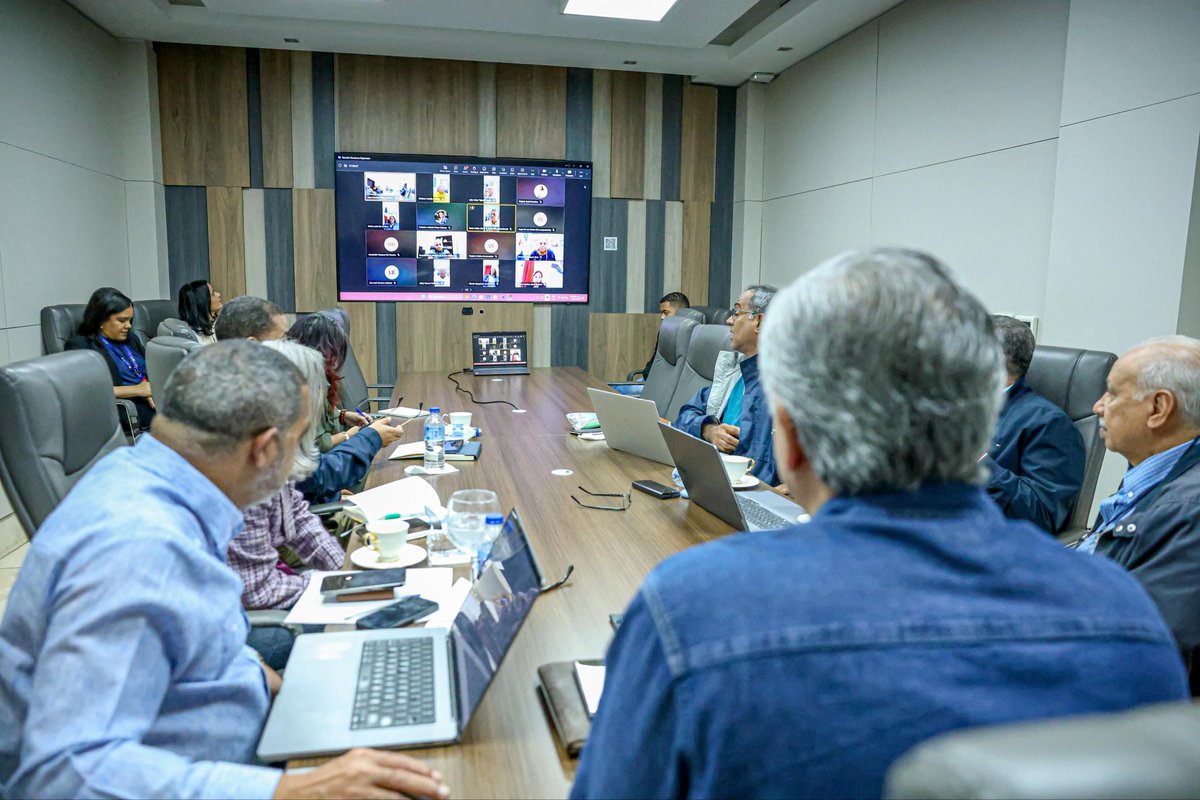 LMDECAMPS's tweet image. Desde temprano en contacto con los directores regionales y pendientes a los reportes del COE, coordinando las acciones necesarias y el retorno seguro a las aulas cuando las condiciones lo permitan.
Seguimos en acción, cuidando lo más importante, nuestra comunidad educativa. 🇩🇴