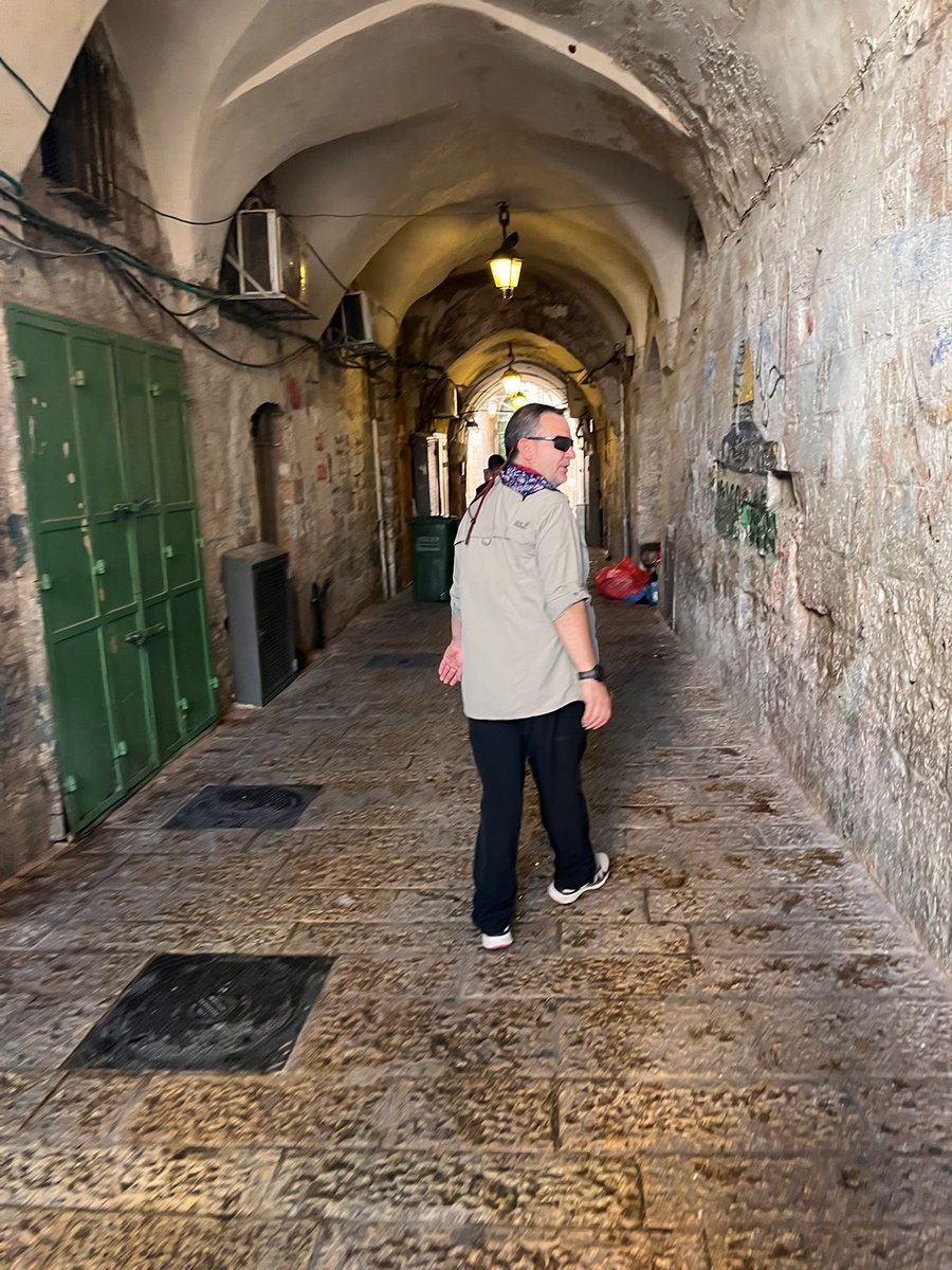 “AZ KALDI”

İsrail polisleri Mescidi Aksa girişinde Türk olduğumuzu öğrendiğinde aşırı kaba ve sert davrandı.
Oraya yakın bir dükkânı olan Filistinli birinin dikkatini çekti.
Okuduğu kitaptan başını kaldırdı ve “Bugün Ben Gvir içeride ayin yapacak o nedenle camiyi kapattılar”