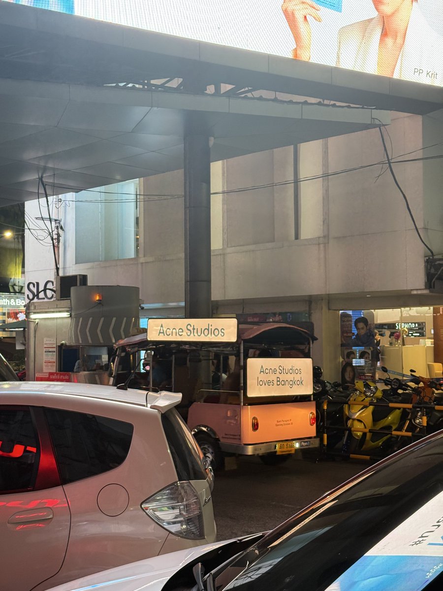 acne studios โปรโมทเปิดช็อป ตอนโตเกียวใช้รถบัส มาไทยใช้รถตุ๊กๆ เข้าถึงซิกเนเจอร์เลเยอร์คัสตอม 555555