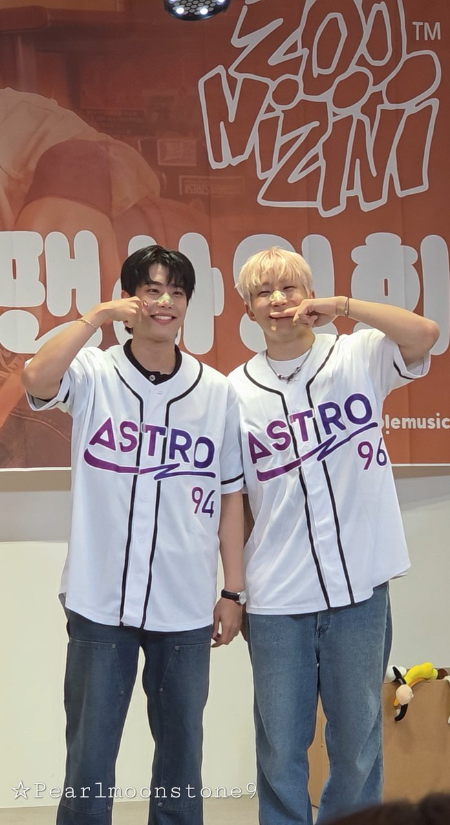 Pearlmoonstone9's tweet photo. 250815 Apple Music FS

보고 싶어 🧡💚✨️ 

#주니지니 #ZOONIZINI #DICE #Some_Things_Never_Change #STNC
#아스트로 #ASTRO #아로하 #AROHA
@offclASTRO https://t.co/FUsforumhj