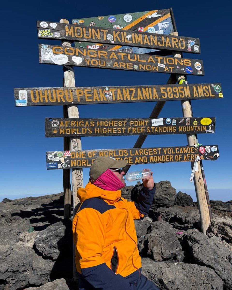 𝗜𝗹𝘀 𝘀𝗼𝗻𝘁 𝗳𝗼𝘂𝘀 𝗰𝗲𝘀 𝗖𝗼𝗿𝘀𝗲𝘀 ! 😅
Même au sommet du Kilimanjaro, ça boit de la 𝗭𝗶𝗹𝗶𝗮 ! 💧💪
Bravo à César Canava pour l'ascension et merci pour la photo. 👌
#Zilia #eauminerale #nature