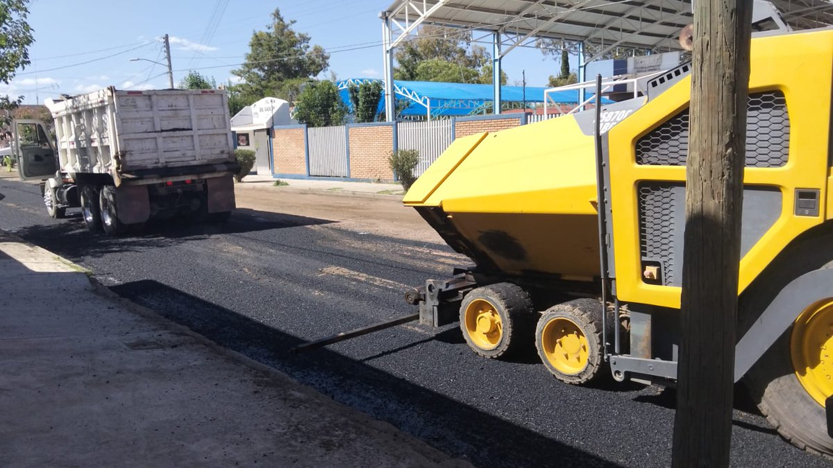 ObrasPublicasDG's tweet image. 🚜 Se hizo tirado de mezcla asfaltica en calle Vicente Guerrero entre calle Manuel Ávila Camacho y calle Alfonso Corona del Rosal, en la colonia Santa Fe.

Seguimos trabajando para el bienestar de la sociedad.

#DurangoEsElCamino
