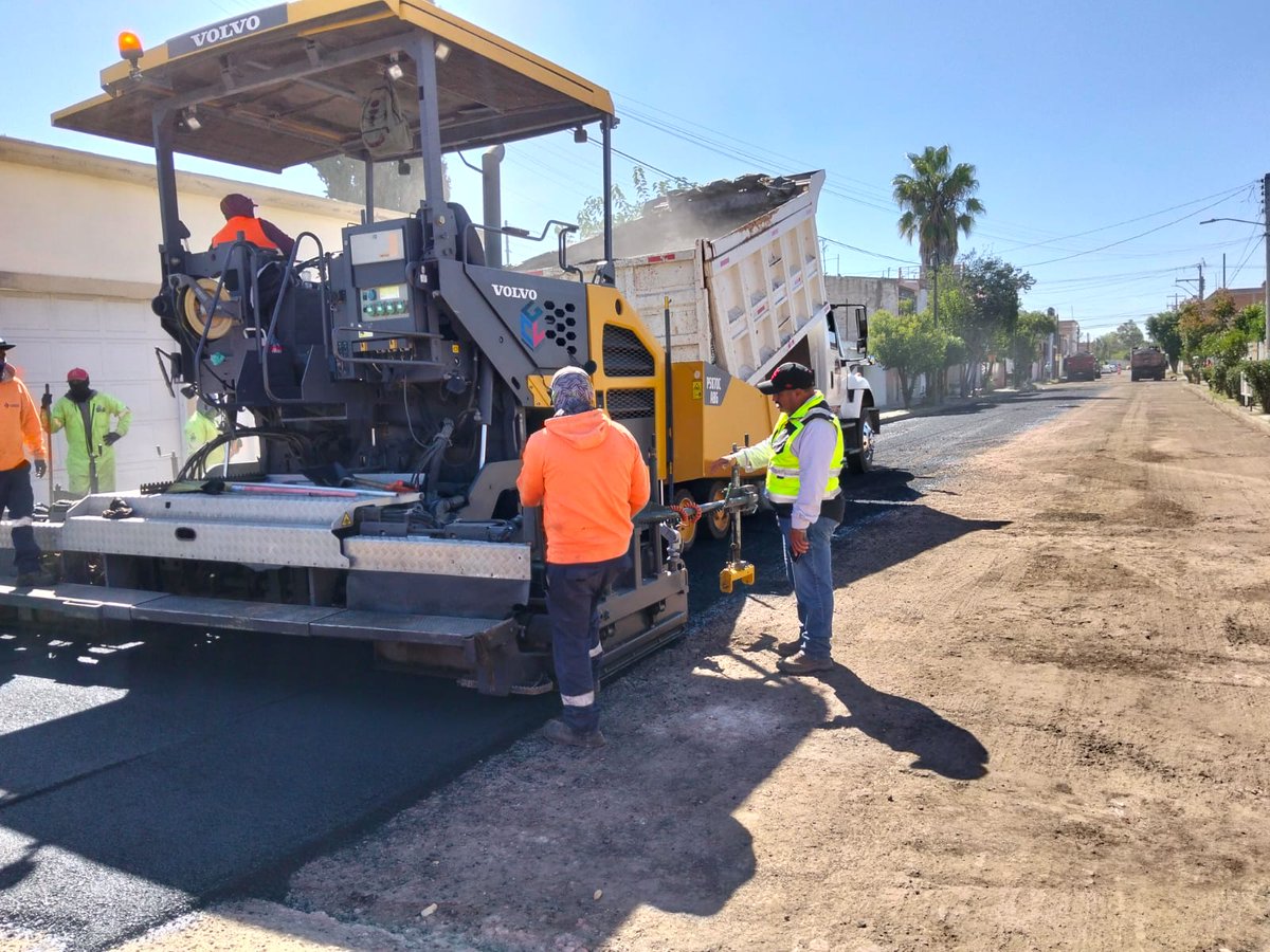 ObrasPublicasDG's tweet image. 🚜 Se hizo tirado de mezcla asfaltica en calle Vicente Guerrero entre calle Manuel Ávila Camacho y calle Alfonso Corona del Rosal, en la colonia Santa Fe.

Seguimos trabajando para el bienestar de la sociedad.

#DurangoEsElCamino