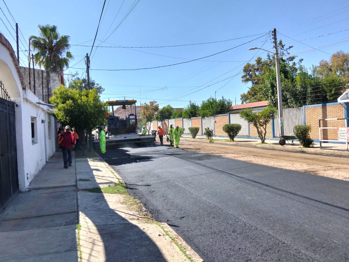 ObrasPublicasDG's tweet image. 🚜 Se hizo tirado de mezcla asfaltica en calle Vicente Guerrero entre calle Manuel Ávila Camacho y calle Alfonso Corona del Rosal, en la colonia Santa Fe.

Seguimos trabajando para el bienestar de la sociedad.

#DurangoEsElCamino