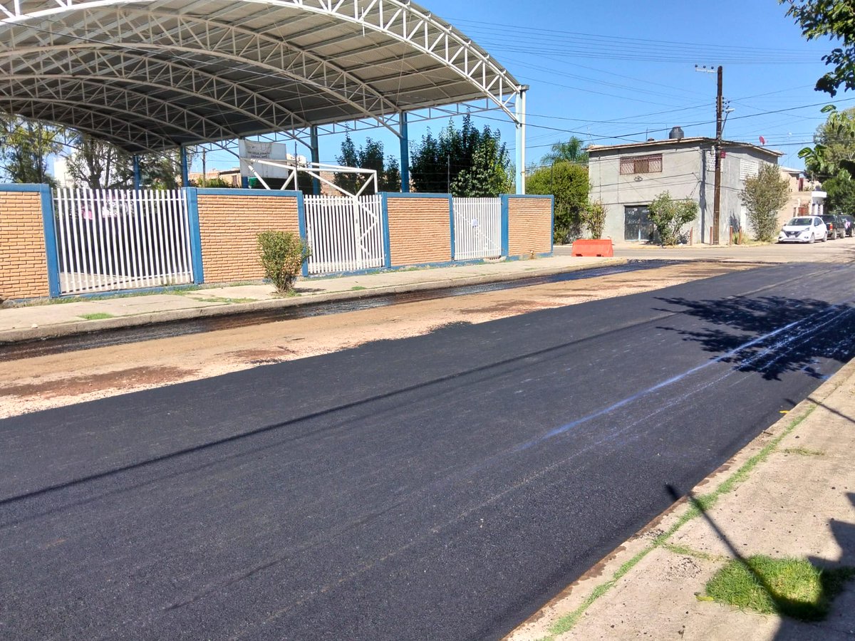 ObrasPublicasDG's tweet image. 🚜 Se hizo tirado de mezcla asfaltica en calle Vicente Guerrero entre calle Manuel Ávila Camacho y calle Alfonso Corona del Rosal, en la colonia Santa Fe.

Seguimos trabajando para el bienestar de la sociedad.

#DurangoEsElCamino