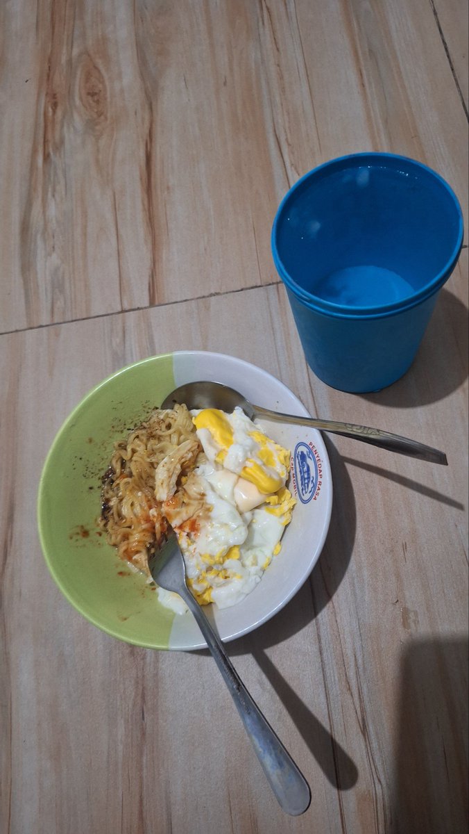 frawlly's tweet image. Emang bener ya. Pasutri tuh abis "ritual" dah gitu cuaca ujan pasti laper lalu indomie ~