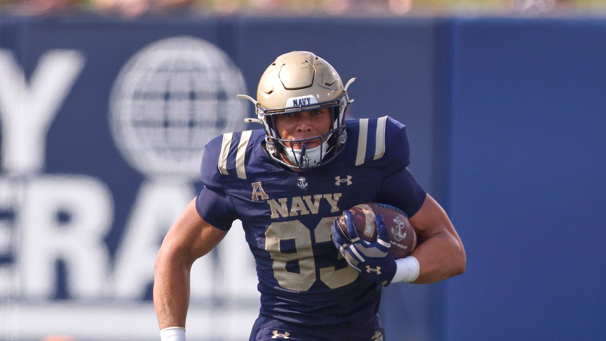 AACapitalSports's tweet photo. Starting tight end Cody Howard is the toughest guy on the @NavyFB team. Howard has battled injuries throughout his entire collegiate career, but has played through pain to show up for his teammates.
https://t.co/muCu9tA7AY https://t.co/Q95Jq6jsw3