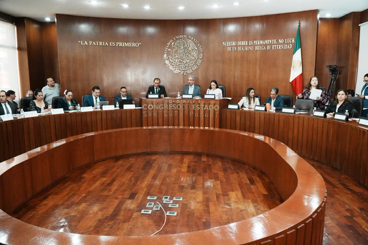 En cumplimiento al compromiso de transparencia, la @SEGE_SLP presentó ante el Congreso los avances 2024-2025: destacando la atención a +864 mil estudiantes, entrega universal de uniformes, útiles y calzado, 3.7 M de libros y 254.6 M en infraestructura.