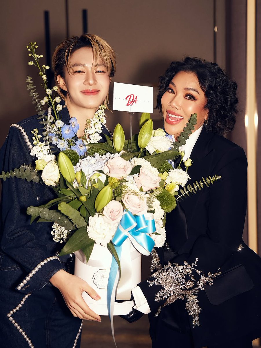 ijhsk7575's tweet image. 2025.10.22

💙💐

CWR x DA Concert 
#DA20ConcertxNuNewD1
#DA20ConcertxNuNewD2 
#JulasHerbXDA20Concert

☁️ @CwrNew 
#NuNew #NanaNu