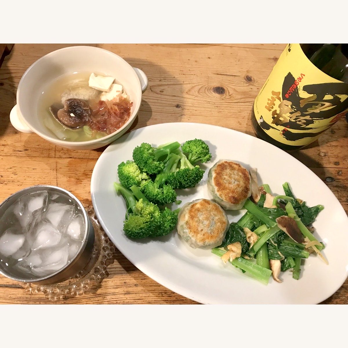 ryunosuke_h's tweet image. #晩酌 #肴 #海老入り韮饅頭 #韮饅頭 #ブロッコリー #小松菜と油揚げの炒め #鱈ちり #鱈 #焼酎 #芋焼酎 #黒伊佐錦 #一升瓶 #まえわり #薩摩焼酎 #大口酒造 #家呑み #宅呑み #おうち居酒屋 #家べろ #宅べろ