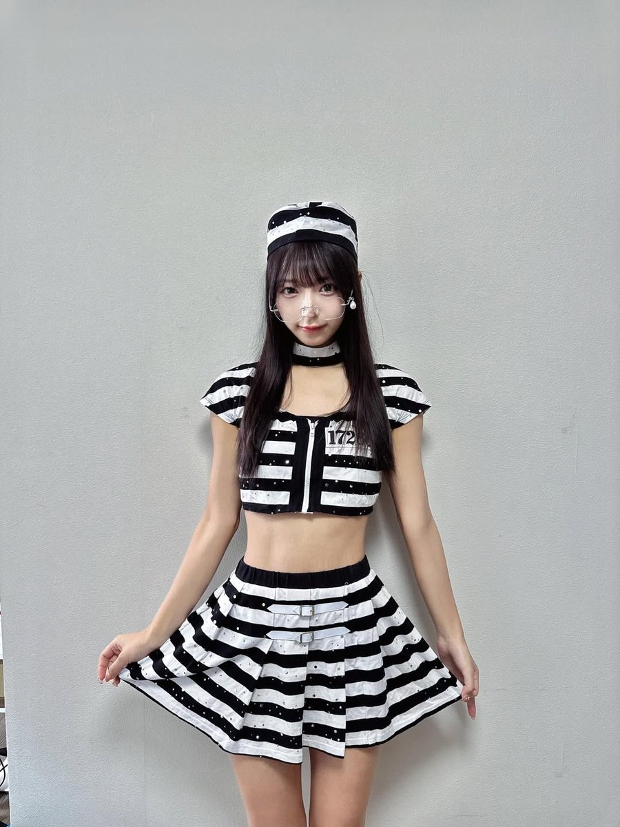 to 莉世♡

①コメディ顔(?)は新鮮だから結構気に入ってるっ

②お団子から毛がピロピロ出てるヘアーが似合いすぎてて✝︎尊死✝︎

③メガネ+ジャケットの組み合わせ最高🫶
(これの全身画像ってないのー？)

④優勝以外の言葉が見つからない🤍🖤

#すいこれツアー #塩川莉世

sweetsteady.asobisystem.com/feature/tour20…