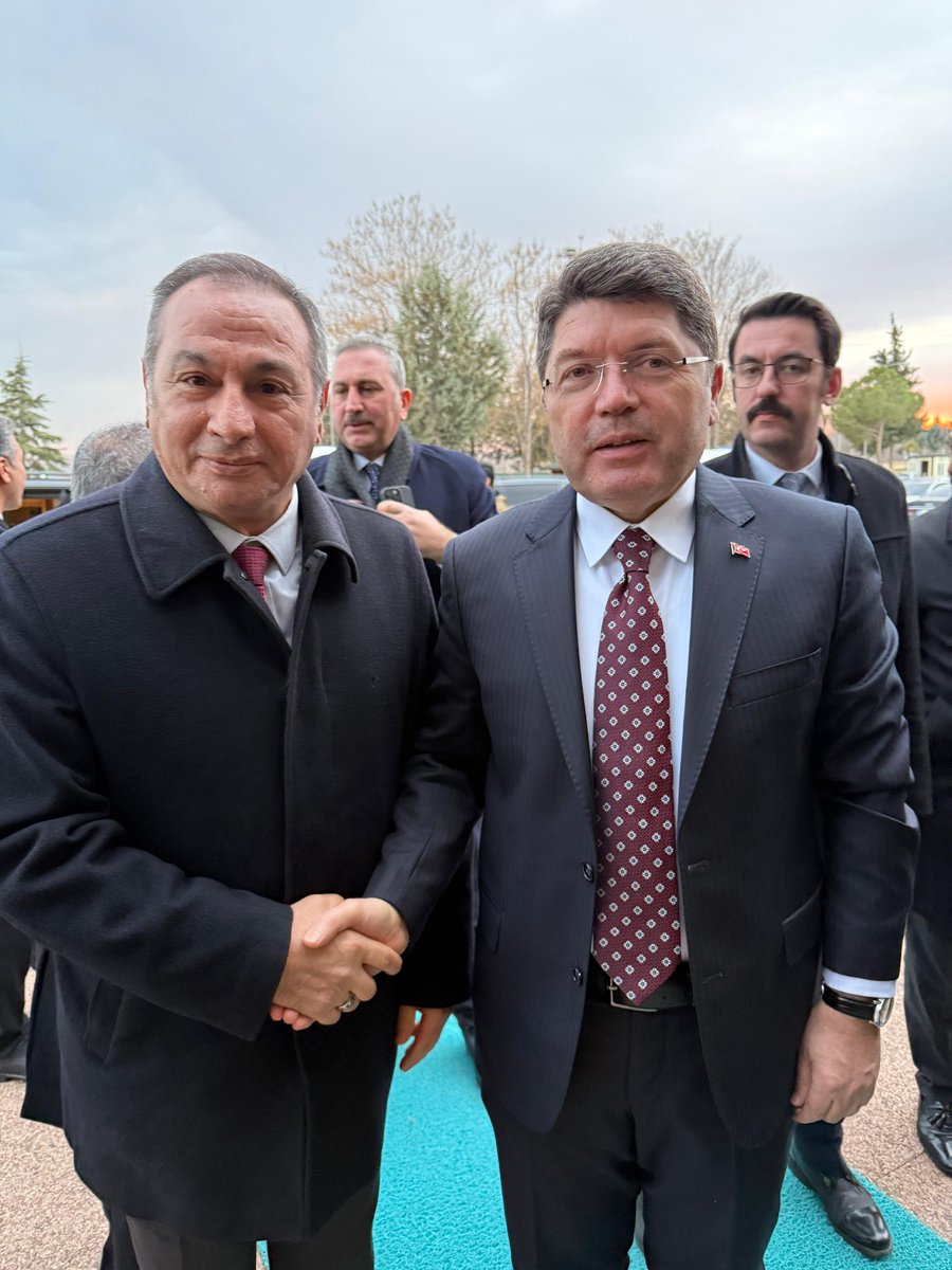 Hizmet ve eser siyasetimizi, “Bakarız” değil, “Yaparız” anlayışıyla sürdürüyoruz. Bahanelere sığınmadan, çözümlere odaklanarak çalışmaya ve üretmeye devam ediyoruz.
Yola devam
<a href="/RTErdogan/">Recep Tayyip Erdoğan</a> 
<a href="/yilmaztunc/">Yılmaz TUNÇ</a> 
<a href="/FatmaSahin/">Fatma Şahin</a> 
<a href="/Agirman2727/">AĞIRMAN</a> 🇹🇷🇹🇷🇹🇷🇹🇷